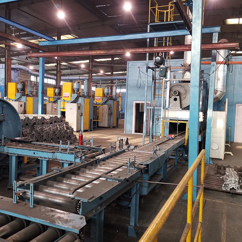 Ligne de revêtement par pulvérisation pour carters de moteur